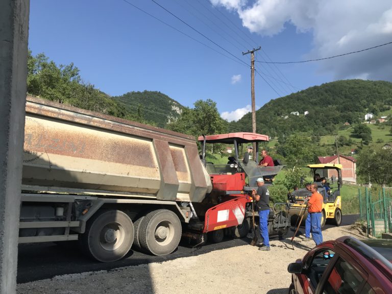 (FOTO+VIDEO) MODERNIZACIJA LOKALNIH PUTEVA: ASFALTOM DO TRPEŠKOG BRDA