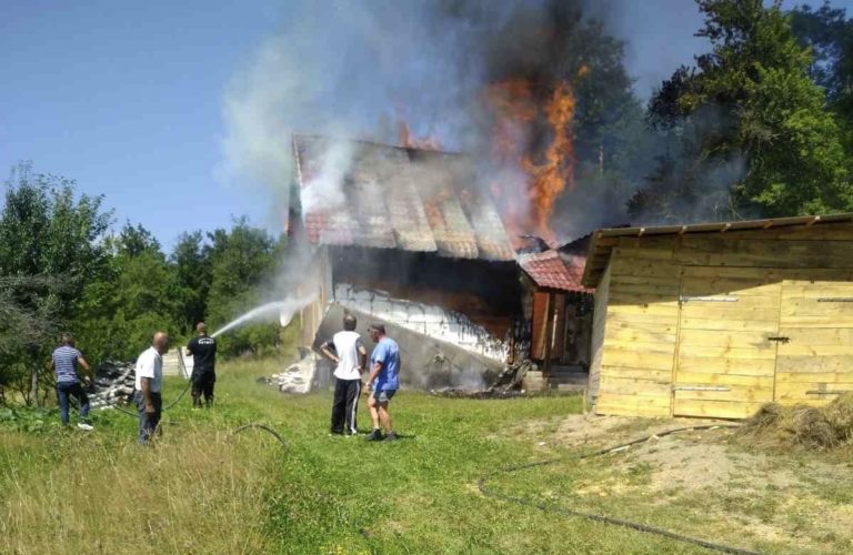 POŽAR UNIŠTIO KUĆU REMZA RASTODERA: “BACI DEKICU, BACI JORGANE, NE POMAŽE NIŠTA – GORI KA’ CRNI ĐAVO”