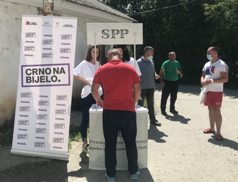 ŠTAND “CRNO NA BIJELO” U PETNJICI