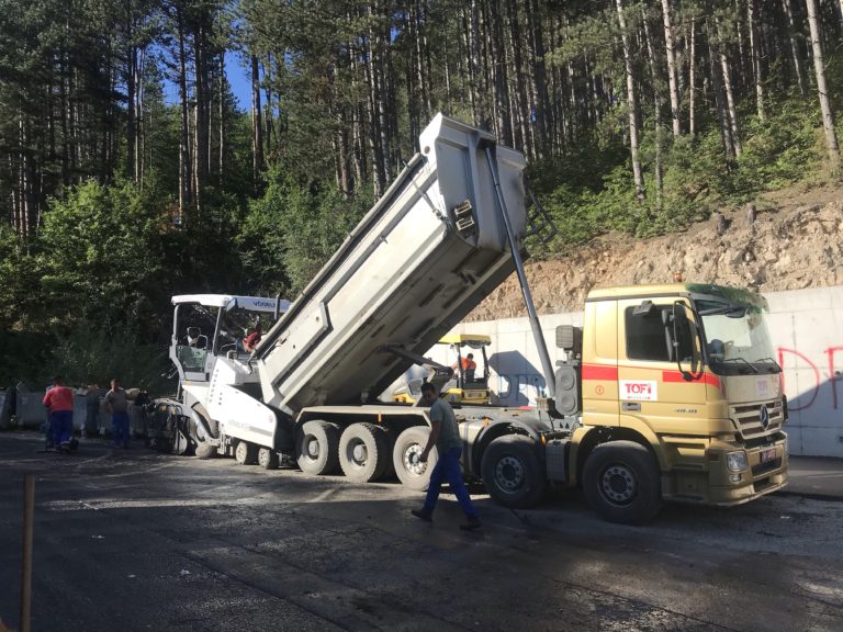 VIDEO: POČELO ASFALTIRANJE U CENTRU PETNJICE