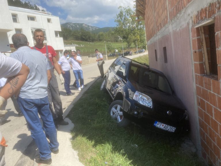 AUTO SKLIZNULO U JARAK, VOZAČ ZABORAVIO DA DIGNE RUČNU KOČNICU