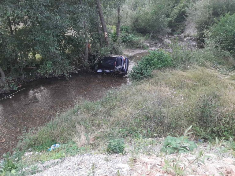 SAOBRAĆAJNA NEZGODA U PODVADAMA: LETIO AUDIJEM U PROVALIJU 30 METARA, UDARIO U DRVO I OSTAO ŽIV