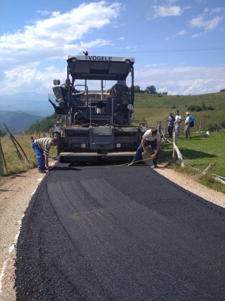 (FOTO I VIDEO) SKENDERSKA KALICA DOBILA ASFALT: OPŠTINA IZDVOJILA 65.000, A DIJASPORA 55.000 EURA