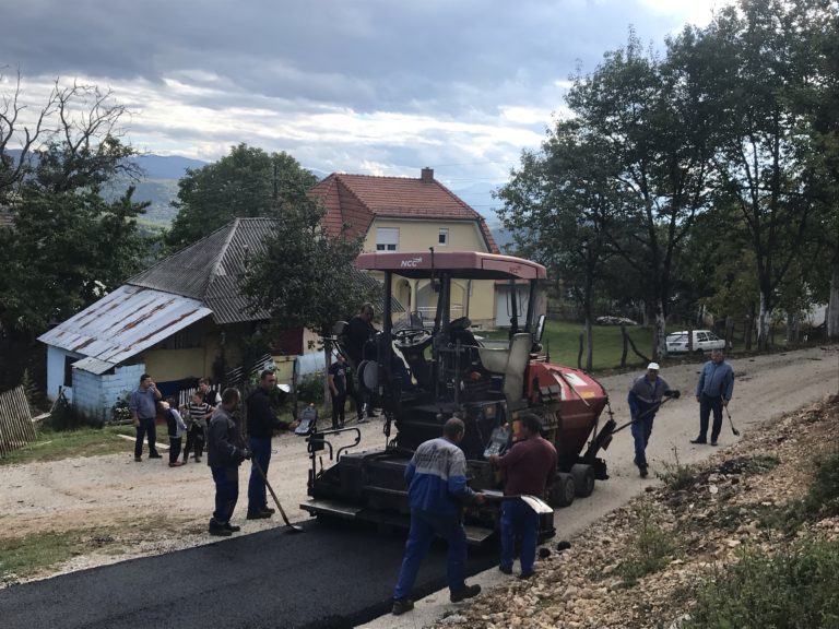 (VIDEO I FOTO) ASFALTIRAN PUT U MZ JOHOVICE, VRIJEDNOST RADOVA 48 HILJADA EURA