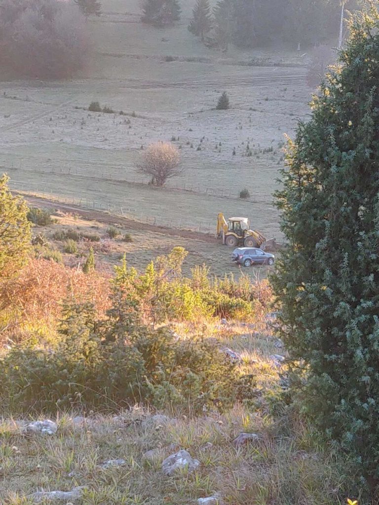 KOMUNALNO PREDUZEĆE: ISKOPANI KANALI I NAPRAVLJENI NASIPI ZA PUT DO DOBRODOLA