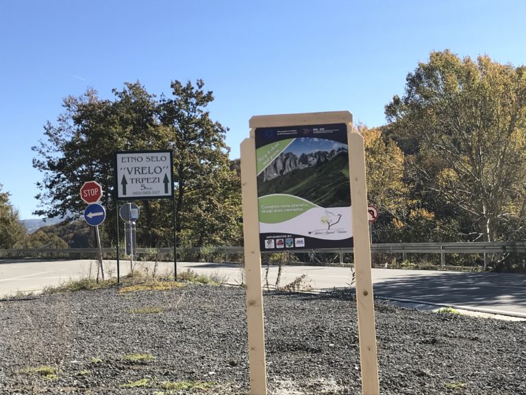 PETNJICA: POSTAVLJENE INFO TABLE SA PORUKOM O ZAŠTITI ŽIVOTEN SREDINE