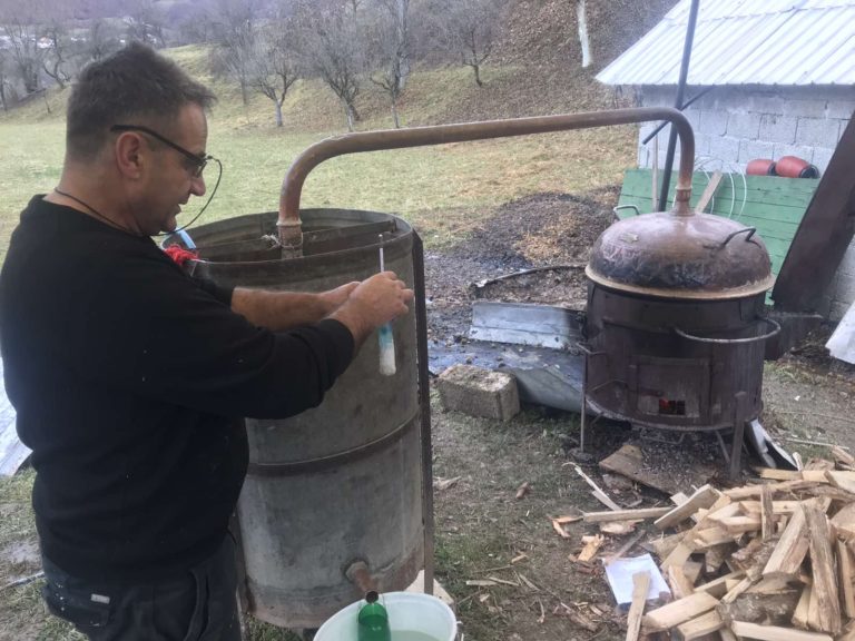 “VESELA MAŠINA” U LEĆEVIŠTIMA: NEMA BOLJE JABUKOVAČE OD ONE IZ SADRIJINOG KAZANA IZ 1971.