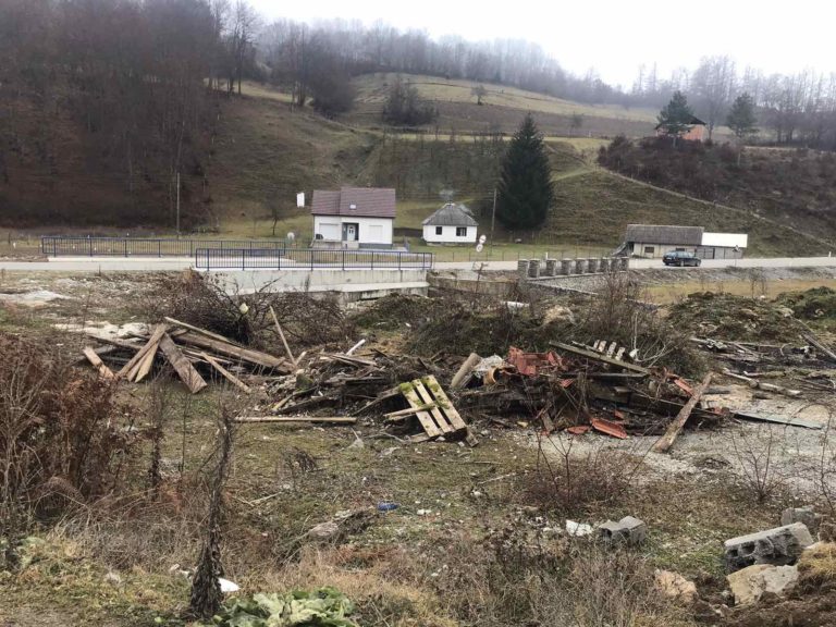 VIDEO I FOTO: DIVLJA DEPONIJA NA ULAZU U PETNJICU UGROŽAVA VOZAČE I ZDRAVLJE LJUDI