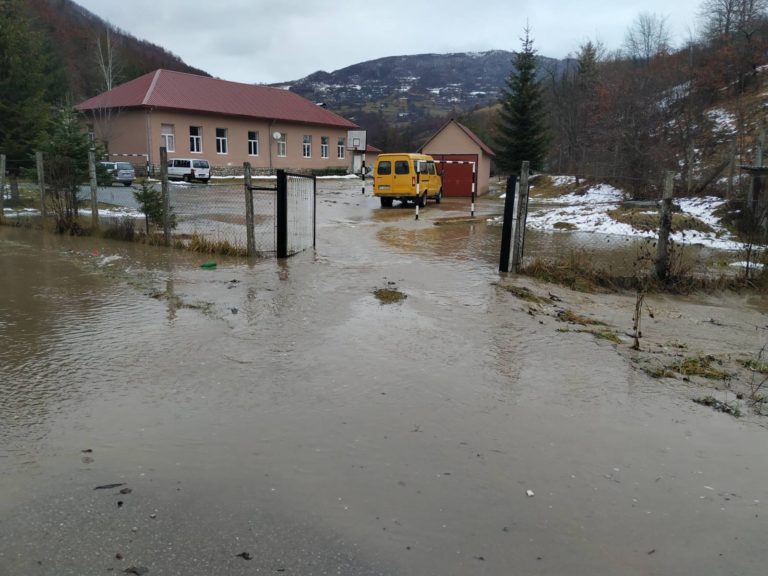 DIREKTOR I NASTAVNICI BRANILI ŠKOLU OD VODENE STIHIJE