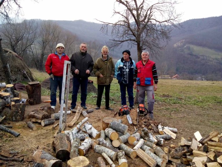 AKCIJA “POMOGNIMO HAJRU DA PREZIMI”:  MJEŠTANI SELA PONOR DOPREMILI DRVA ZA HAJRA