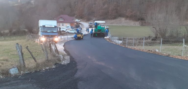 ASFALTIRAN PLATO ISPRED GASULHANE U DONJOJ VRBICI