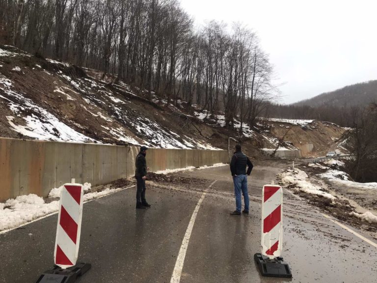 VIDEO: PREKID SAOBRAĆAJA OD STENICA DO PODVADA