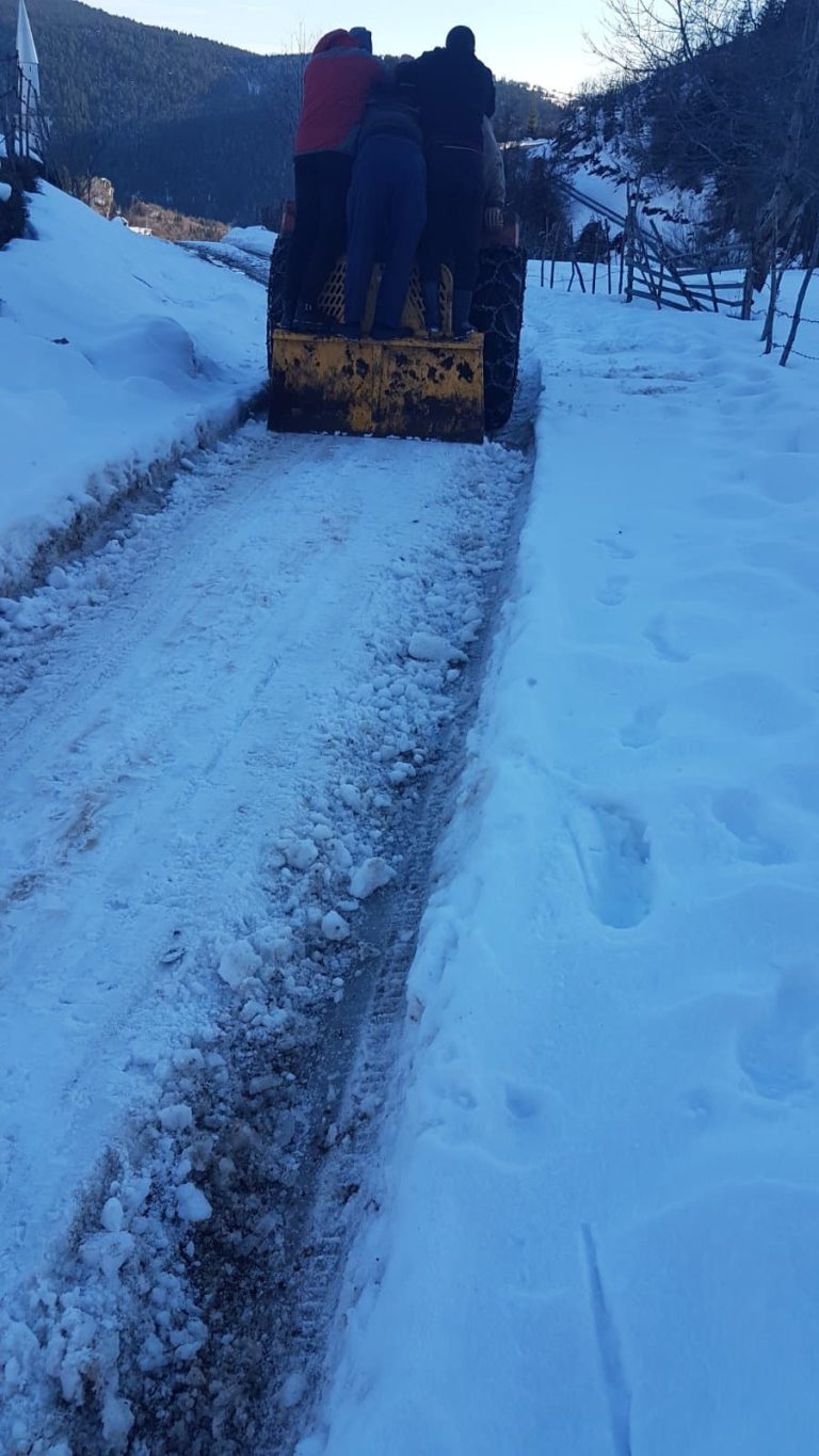 FOTO: MJEŠTANI SAVIN BORA ČISTE SNIJEG SA PUTA