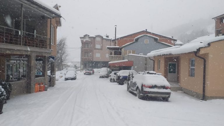 (VIDEO I FOTO) SNIJEG SKORO PARALISAO SAOBRAĆAJ U PETNJICI: NE MOŽE SE BEZ LANACA