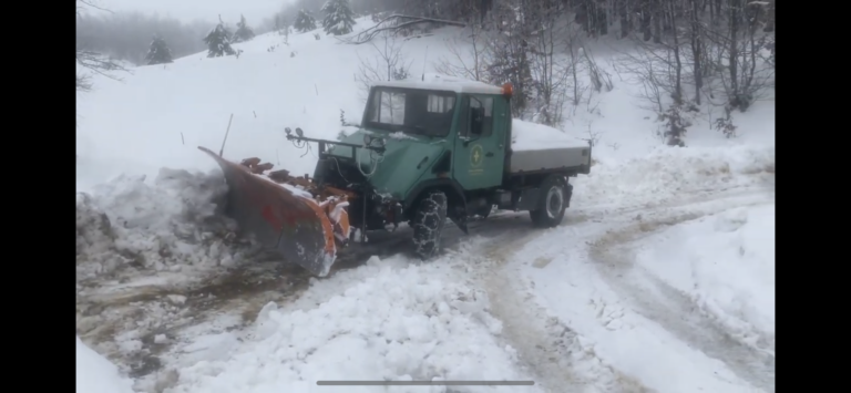 (VIDEO) ČISTILI SMO SNIJEG SA MIKOM SKENDEROVIĆEM: “RADNO VRIJEME NAM JE OD JUTRA PA DO KAD ZAVRŠIMO”