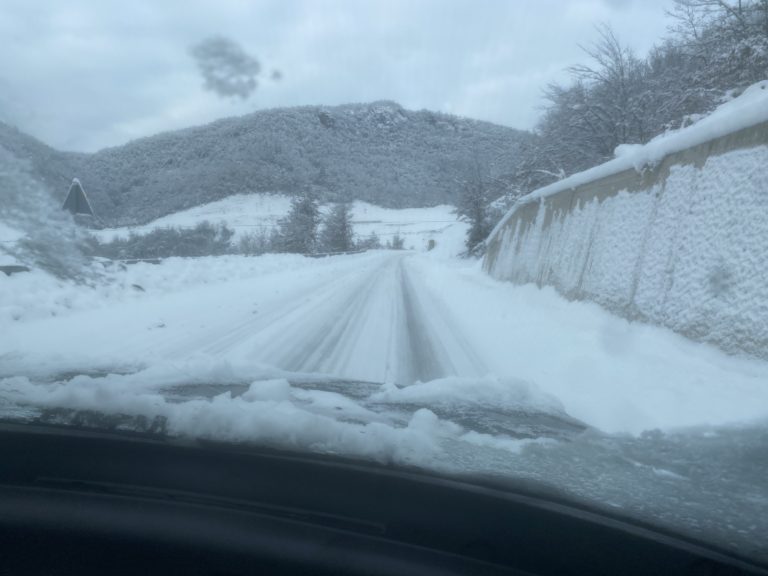 BERANE – TRPEZI: PUTEVI KLIZAVI, ODRONI NA REGIONALNOM PUTU NEOČIŠĆENI