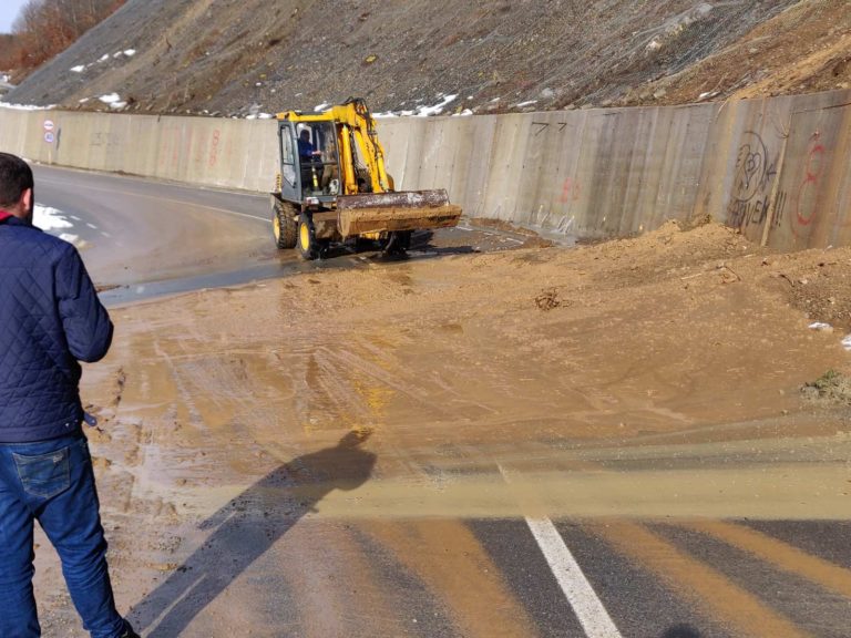 KOMUNALNO UKLONILO ODRON SA PUTA PODVADE – KALICA: NIJE NAŠE ZADUŽENJE, ALI MORAMO ZBOG GRAĐANA