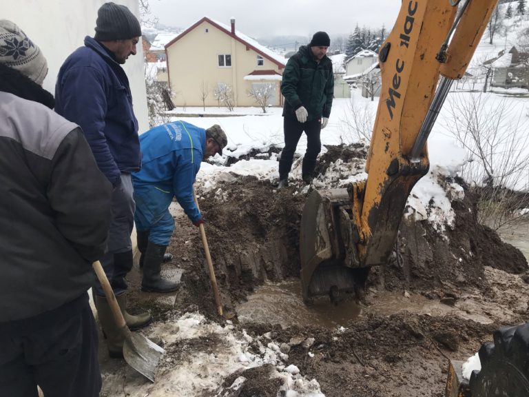 VIDEO – KOMUNALNO PRONAŠLO MJESTO GDJE JE PUKLA CIJEV: U SLAVINAMA USKORO VODA SA  POPČE