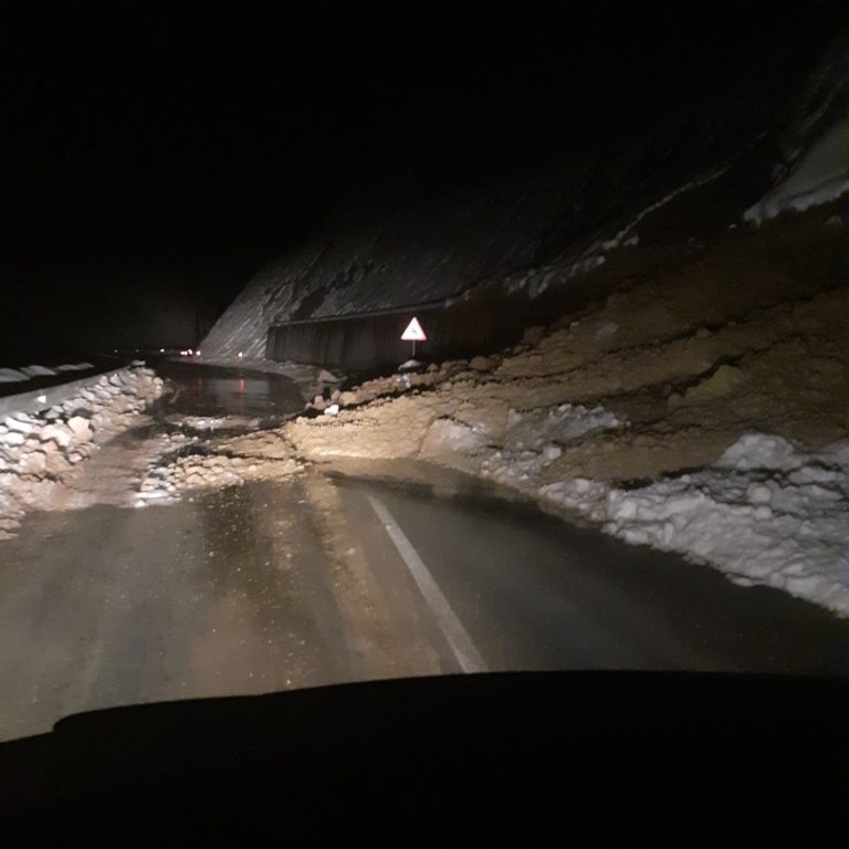 ODRON NA PUTU: OGROMNA KOLIČINA ZEMLJE BLOKIRALA SAOBRAĆAJ U MJESTU STENICE