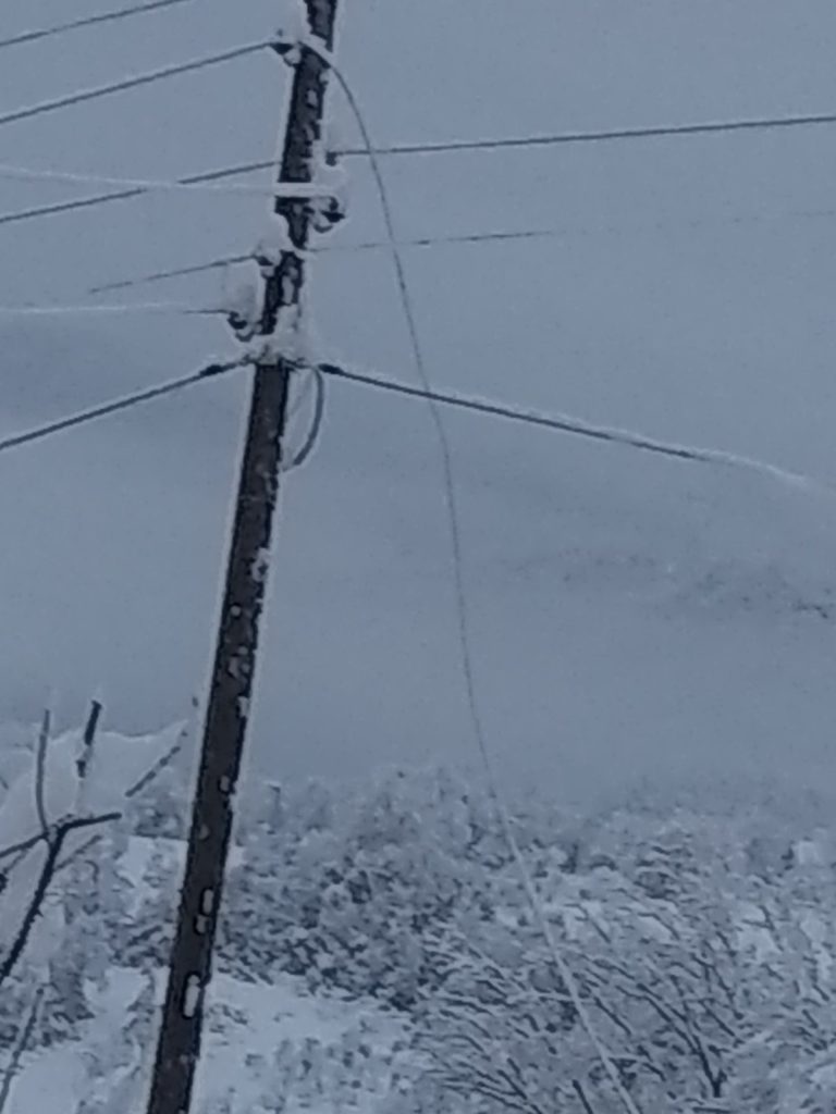 OPASNOST: SNIJEG PREKINUO ŽICU ZA STRUJU, PALA NA KUĆNI PRAG