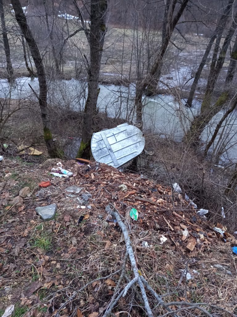 VANDALI OKO NAS: KONTEJNER “DOPUTOVAO” U POPČU