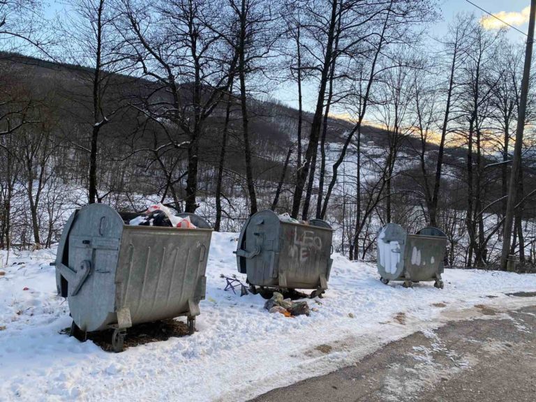 (VIDEO) ČLANOVI DŽIP KLUBA BIHOR IZVUKLI KONTEJNER IZ POPČE