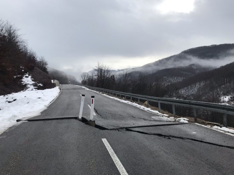 (VIDEO) OPREZ ZA VOZAČE: VELIKA PUKOTINA NA PUTU GUSARE – PODVADE