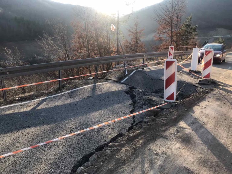 KLIZIŠTE U PODVADAMA SE ŠIRI, UGROŽENA I DRUGA TRAKA