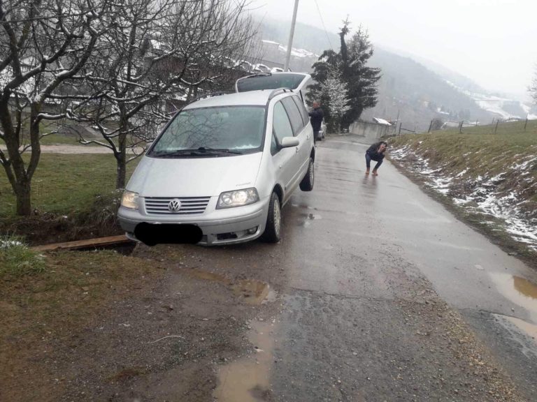 PETNJICA: SAOBRAĆAJNA NEZGODA BEZ POSLJEDICA, APEL NADLEŽNIMA DA SANIRAJU KANAL PORED PUTA