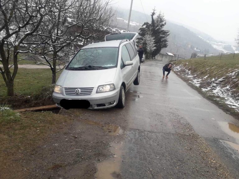 PETNJICA: SAOBRAĆAJNA NEZGODA BEZ POSLJEDICA, APEL NADLEŽNIMA DA SANIRAJU KANAL PORED PUTA