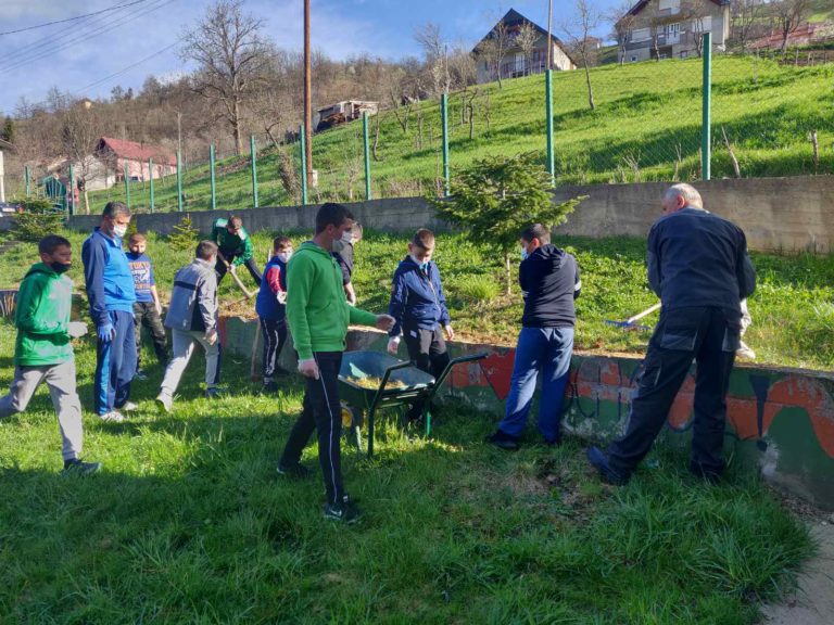 Trpeški učenici uredili školsko dvorište