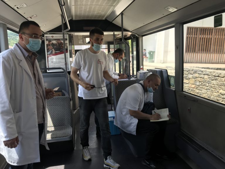 Vakcinalni autobus u Petnjici, vakcinisano 59 građana Petnjice
