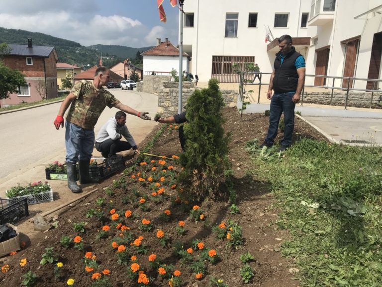 KOMUNALANO UREĐUJE CENTAR PETNJICE