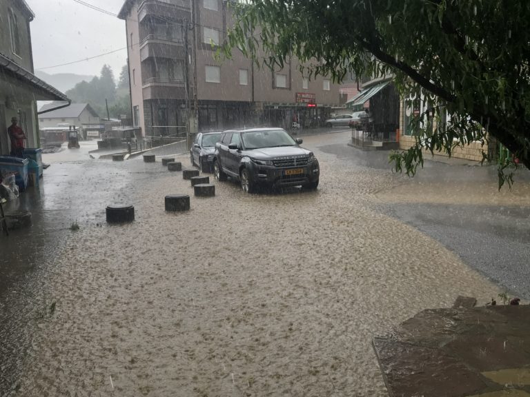 VIDEO Snažan ljetnji pljusak sa gradom pogodio Petnjicu