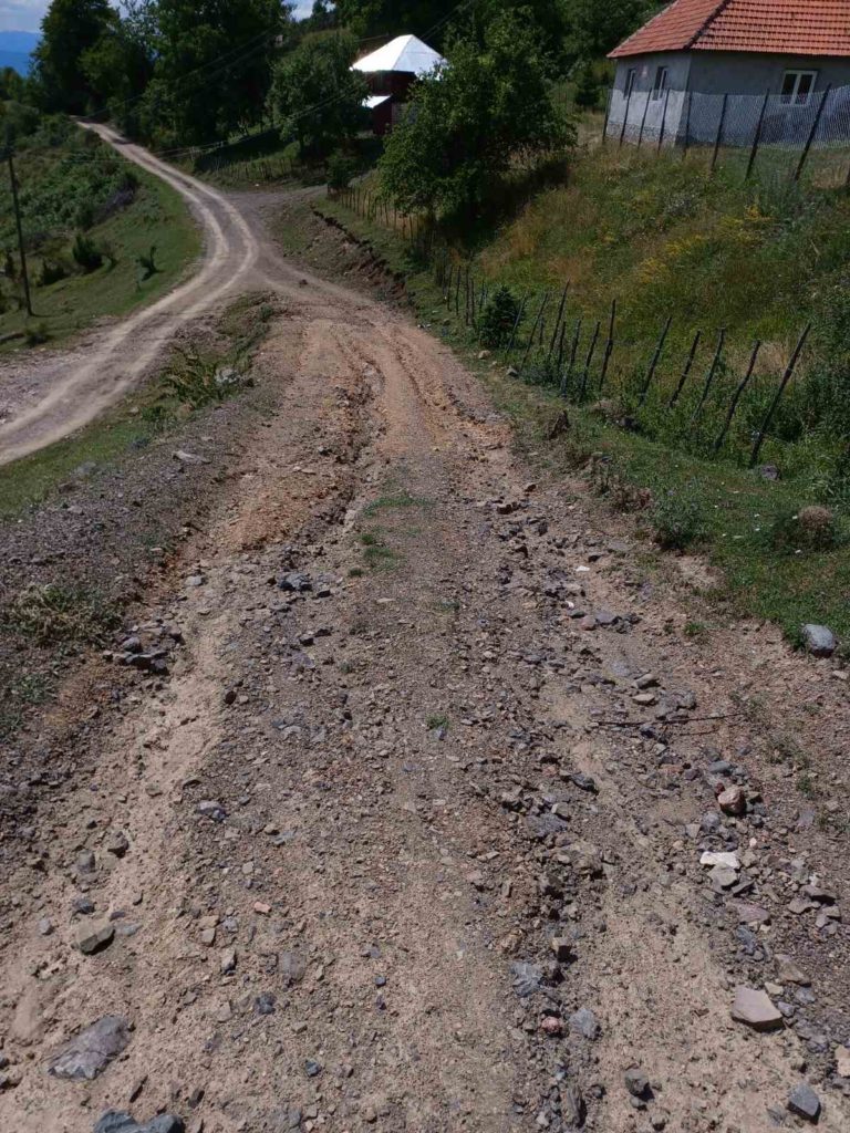 PONOR: DO KUĆA SAMO SA TRAKTORIMA, APEL NADLEŽNIM ZA SANACIJU PUTA