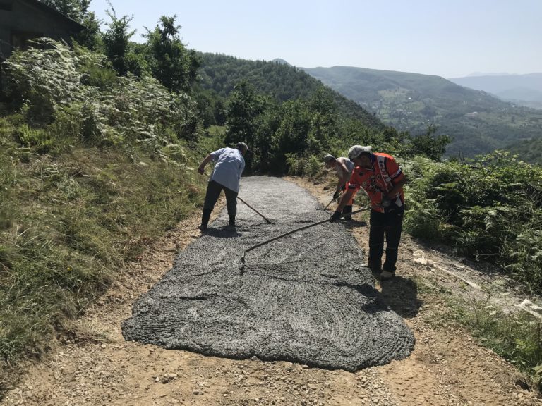 (FOTO I VIDEO) PETNJICA: NA ORAHOVU, ZASEOK POTOK BETONIRAN PUT