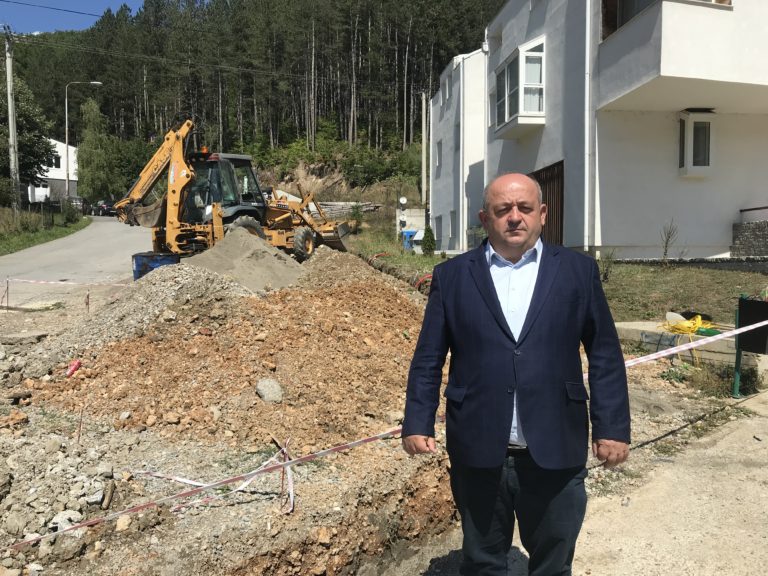 VIDEO: ZAPOČETA IZGRADNJA PARKINGA U CENTRU PETNJICE, USKORO TROTOAR I RASVJETA DO PLANDIŠTA