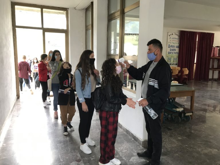 UČENICI SMŠ U PETNJICI JUTROS U ŠKOLSKIM KLUPAMA ZA ZAŠTITNOM MASKOM