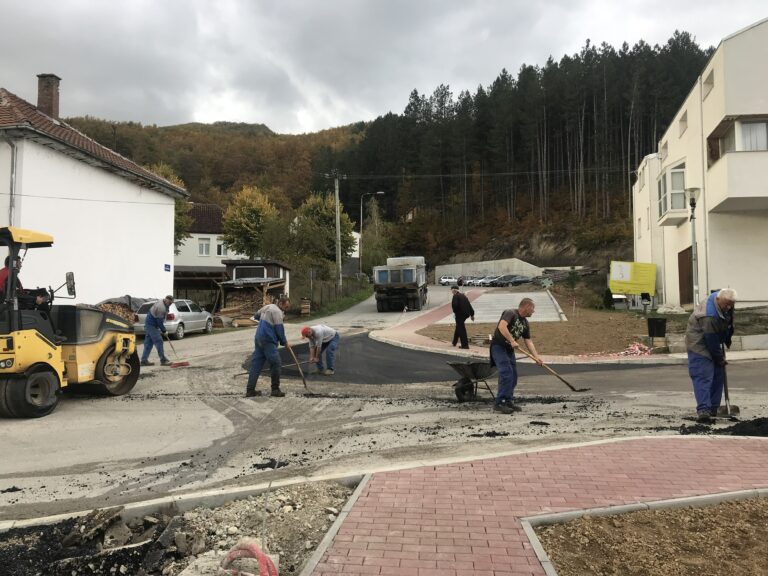 (FOTO I VIDEO) ZAVRŠNI RADOVI U CENTRU PETNJICE NA IZGRADNJI PJEŠAČKE STAZE I PARKING MJESTA