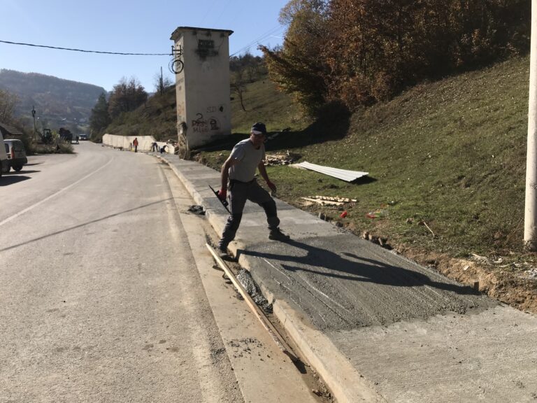 PETNJICA: NASTAVLJENI RADOVI NA IZGRADNJI TROTOARA PREMA PLANDIŠTU