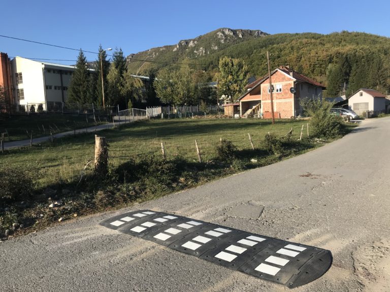 PETNJICA: “LEŽEĆI POLICAJCI” ZA SIGURNOST ĐAKA