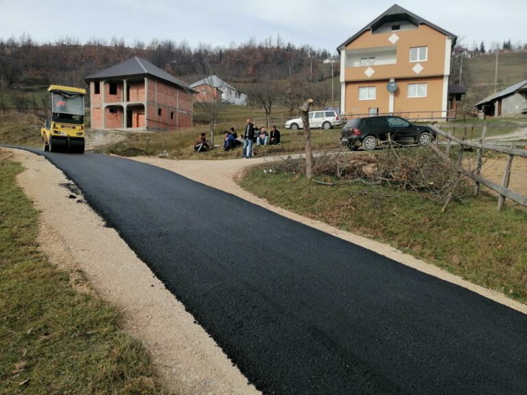 FOTO I VIDEO Asfaltiran putni pravac u MZ Vrbica