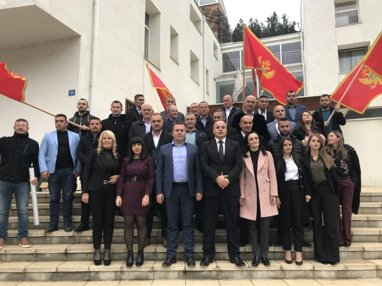 FOTO I VIDEO: DPS PREDAO IZBORNU LISTU U PETNJICI, NOSILAC EROL MURATOVIĆ