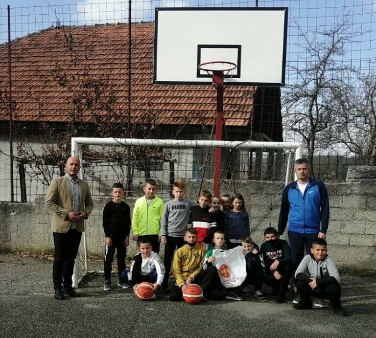 KOŠARKAŠKI SAVEZ CRNE GORE DONIRAO KOŠARKAŠKE LOPTE UČENICIMA PETNJIČKIH ŠKOLA