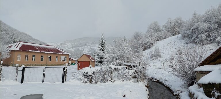 TUCANJE POD SNIJEGOM, FALE SAMO DJECA SA SANKAMA