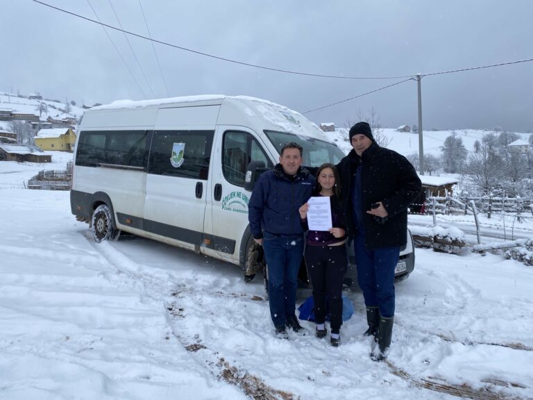 FONDACIJA “ČOVJEK NE UMIRE- Ćamil Ramdedović” DONIRALA MINIBUS SREDNJOJ MJEŠOVITOJ ŠKOLI U PETNJCI