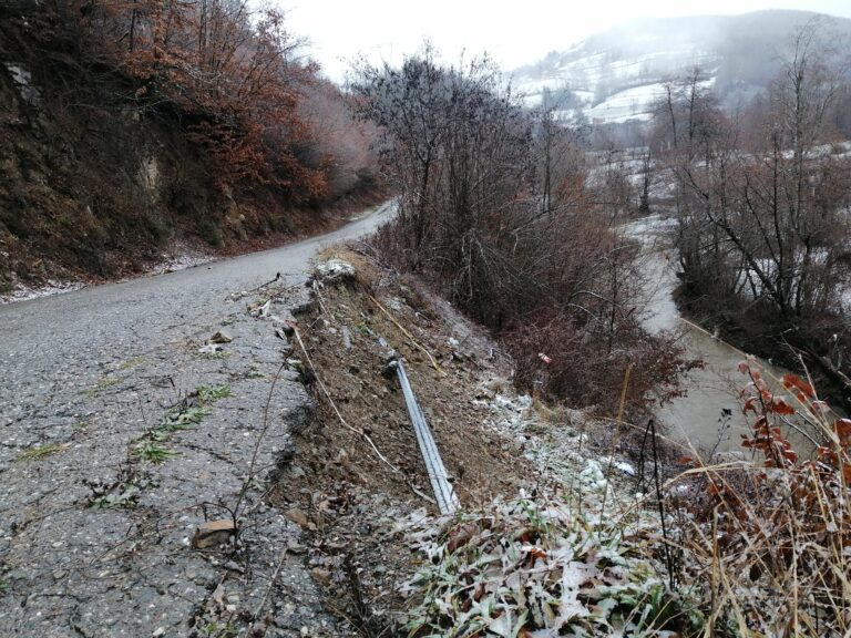 (FOTO I VIDEO) OPASNOST ZA VOZAČE – POPČA POTKOPALA PUT PREMA PALJUHU