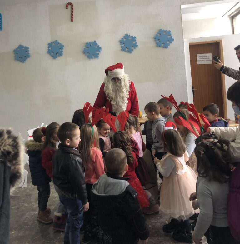 PETNJICA: DJEDA MRAZ DONIO NOVOGODIŠNJE PAKETIĆE