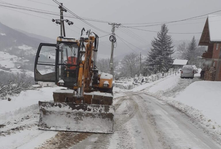 (FOTO I VIDEO) KOMUNALNO ČISTI SVE PUTEVE, DANAS PRIORITET PUT PREMA RADMANCIMA ZBOG SAHRANE