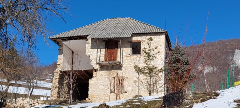 (FOTO I VIDEO) NAPUŠTENE KUĆE U AZANAMA KAO OPOMENA DA SE BIHOR PRAZNI